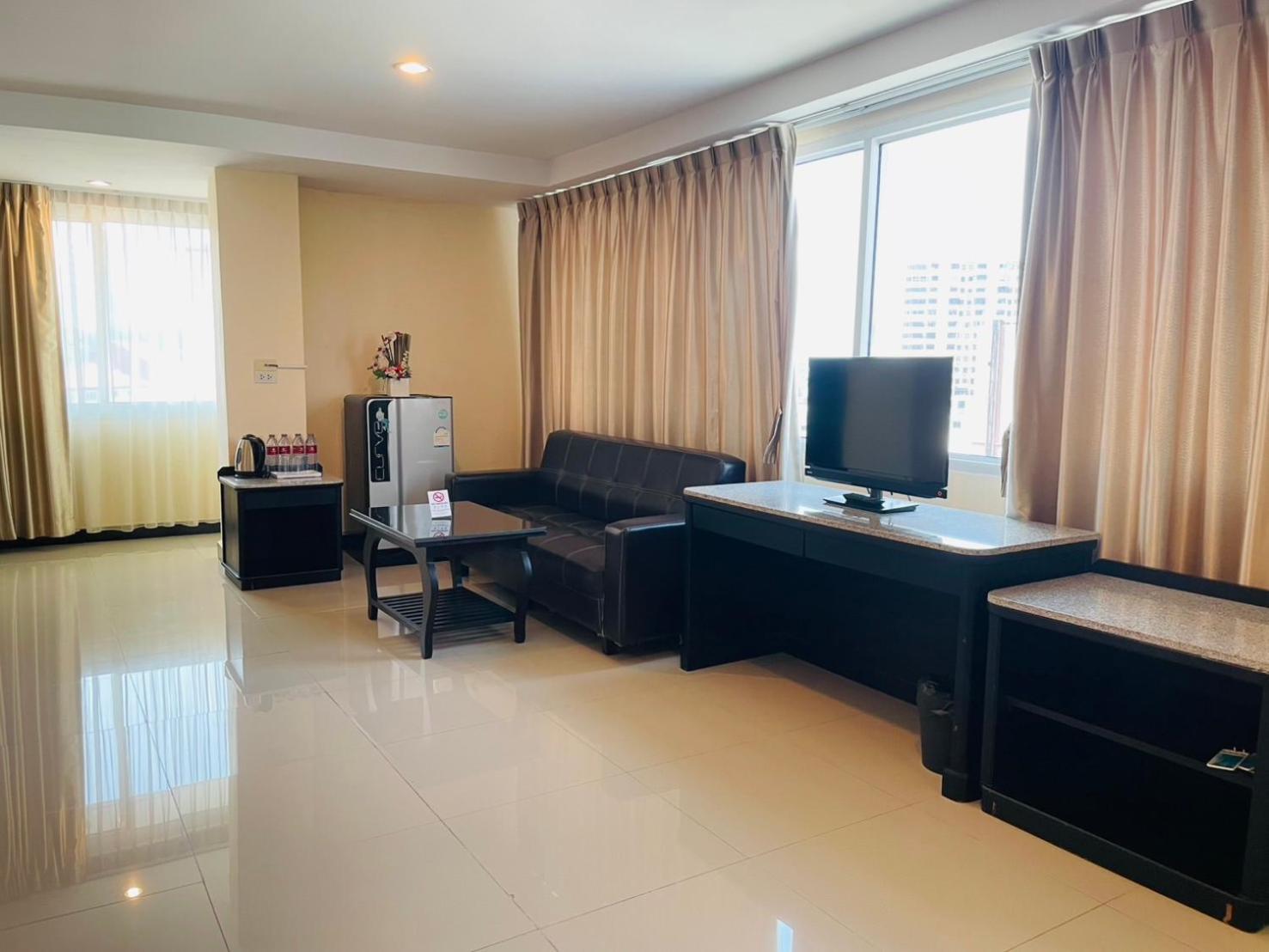 The Grand Day Night Hotell Pattaya Exteriör bild