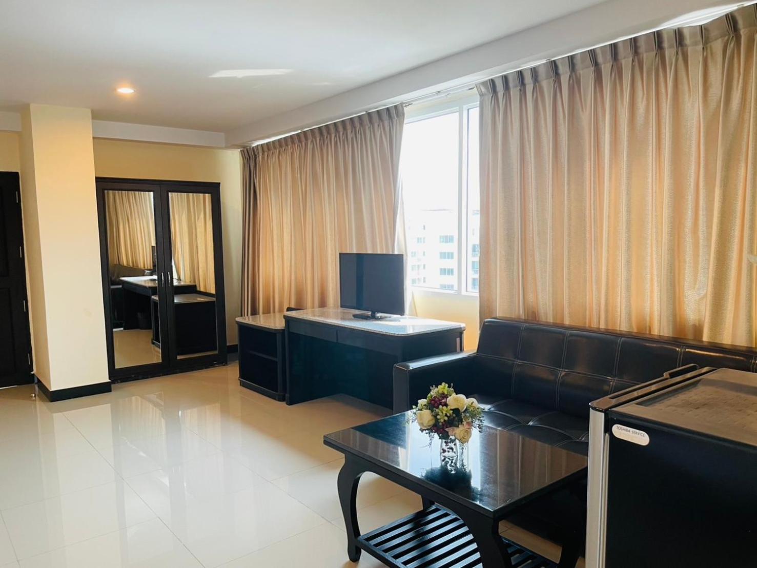 The Grand Day Night Hotell Pattaya Exteriör bild