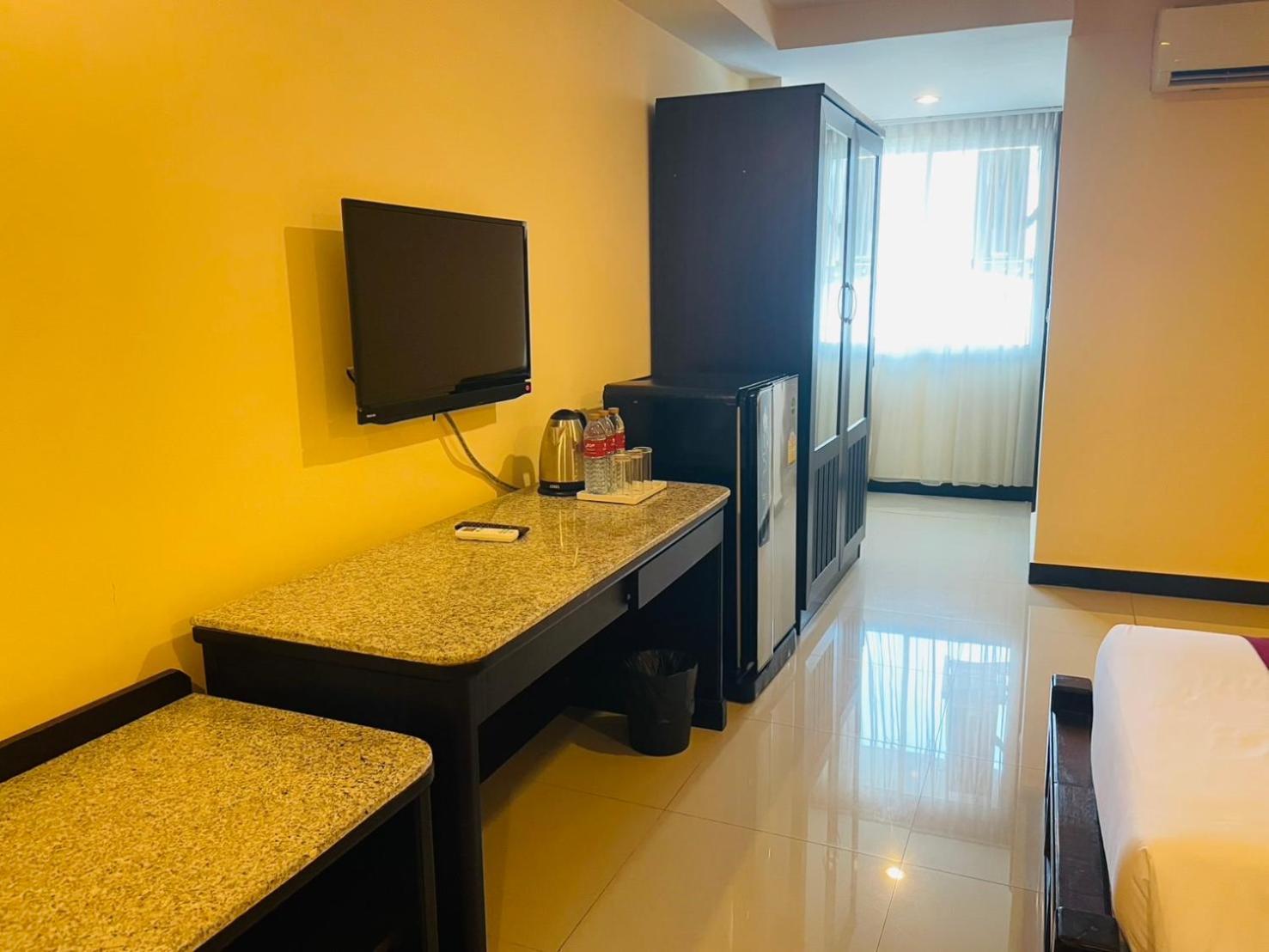The Grand Day Night Hotell Pattaya Exteriör bild