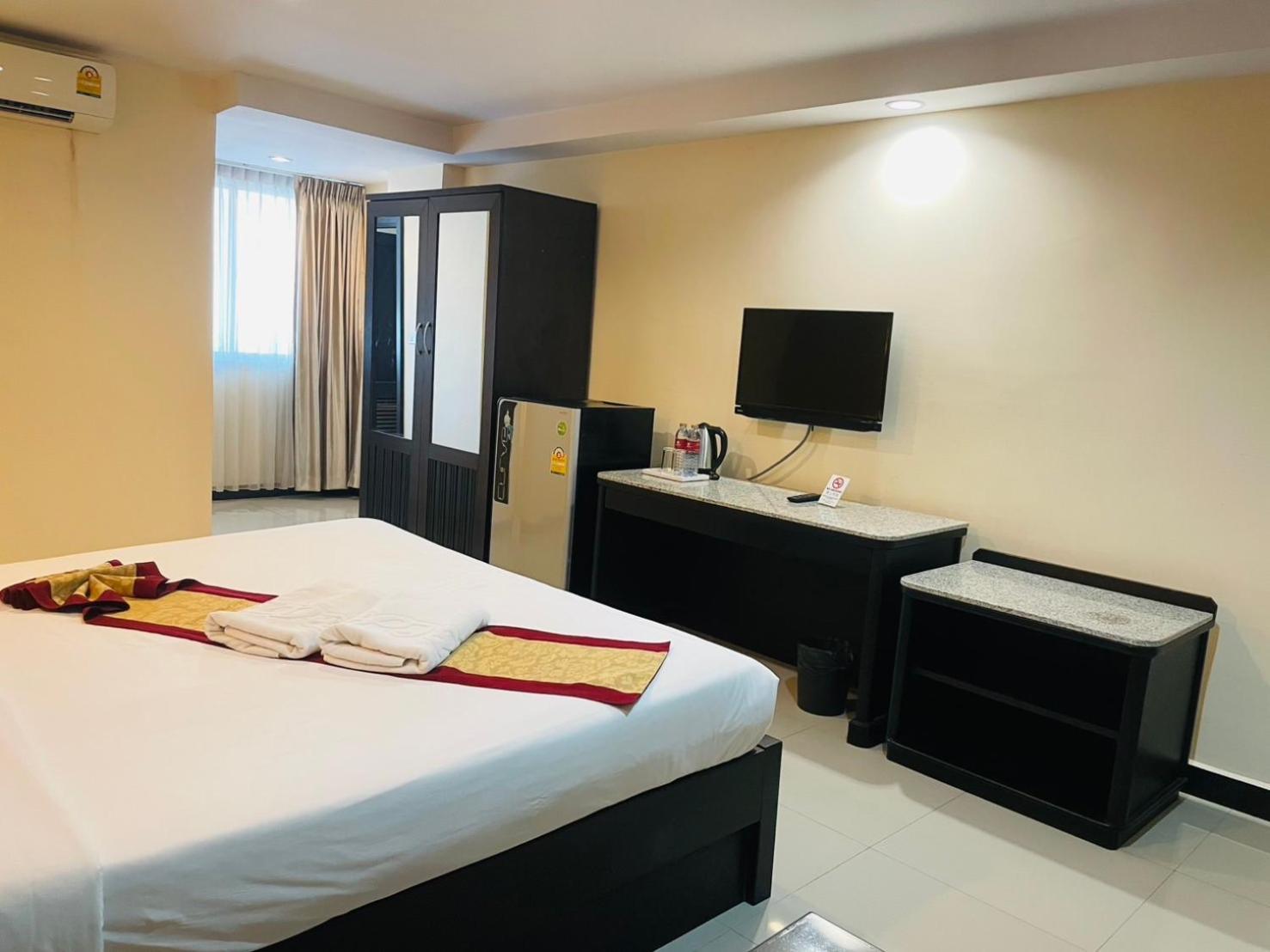 The Grand Day Night Hotell Pattaya Exteriör bild