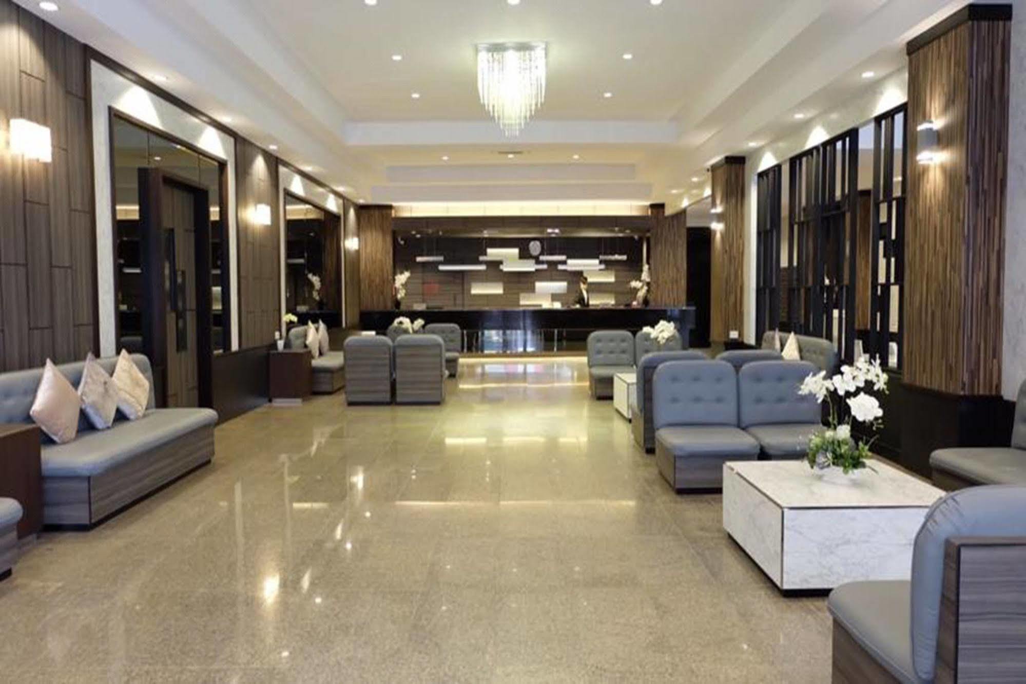 The Grand Day Night Hotell Pattaya Exteriör bild