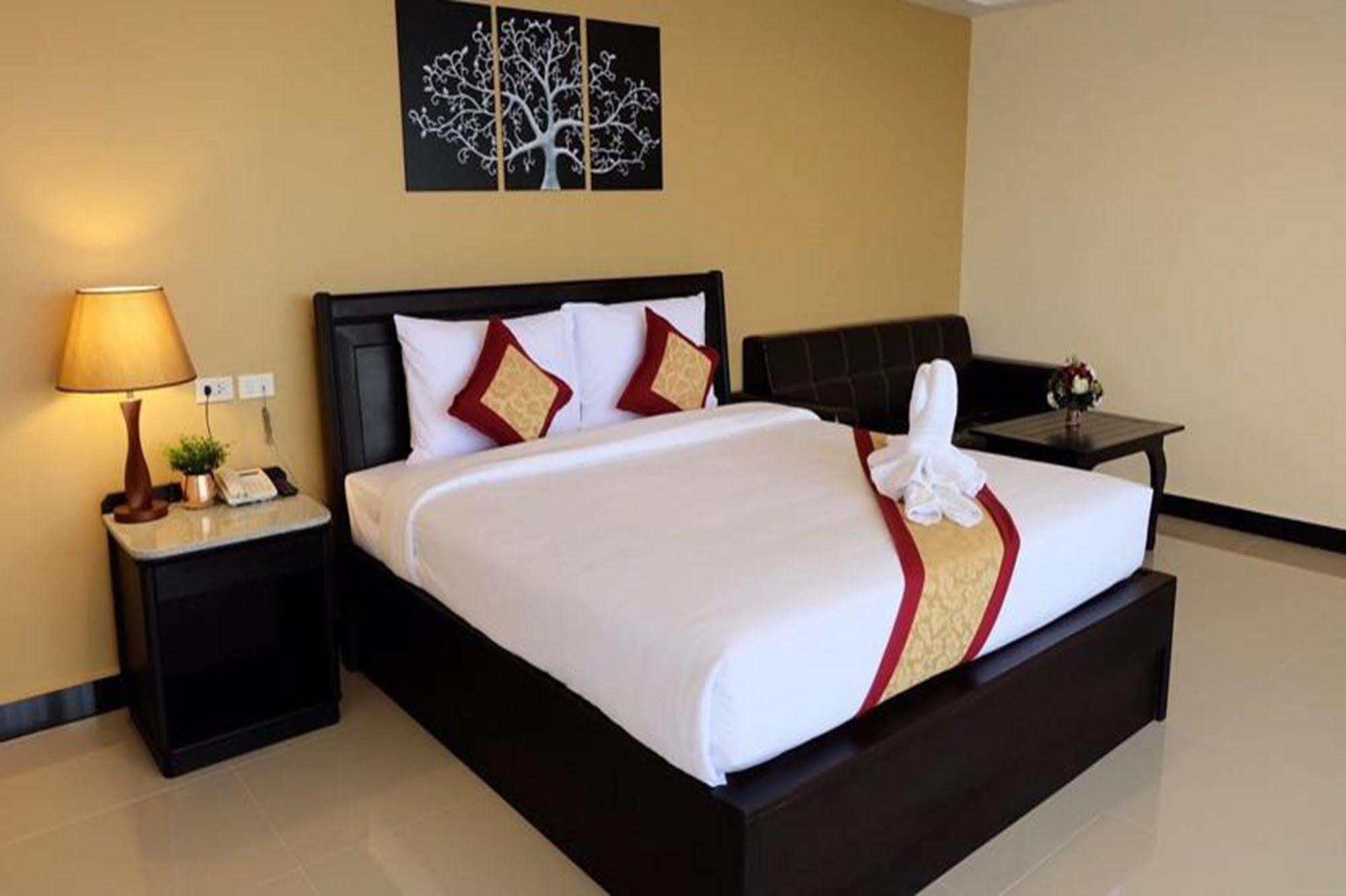 The Grand Day Night Hotell Pattaya Exteriör bild