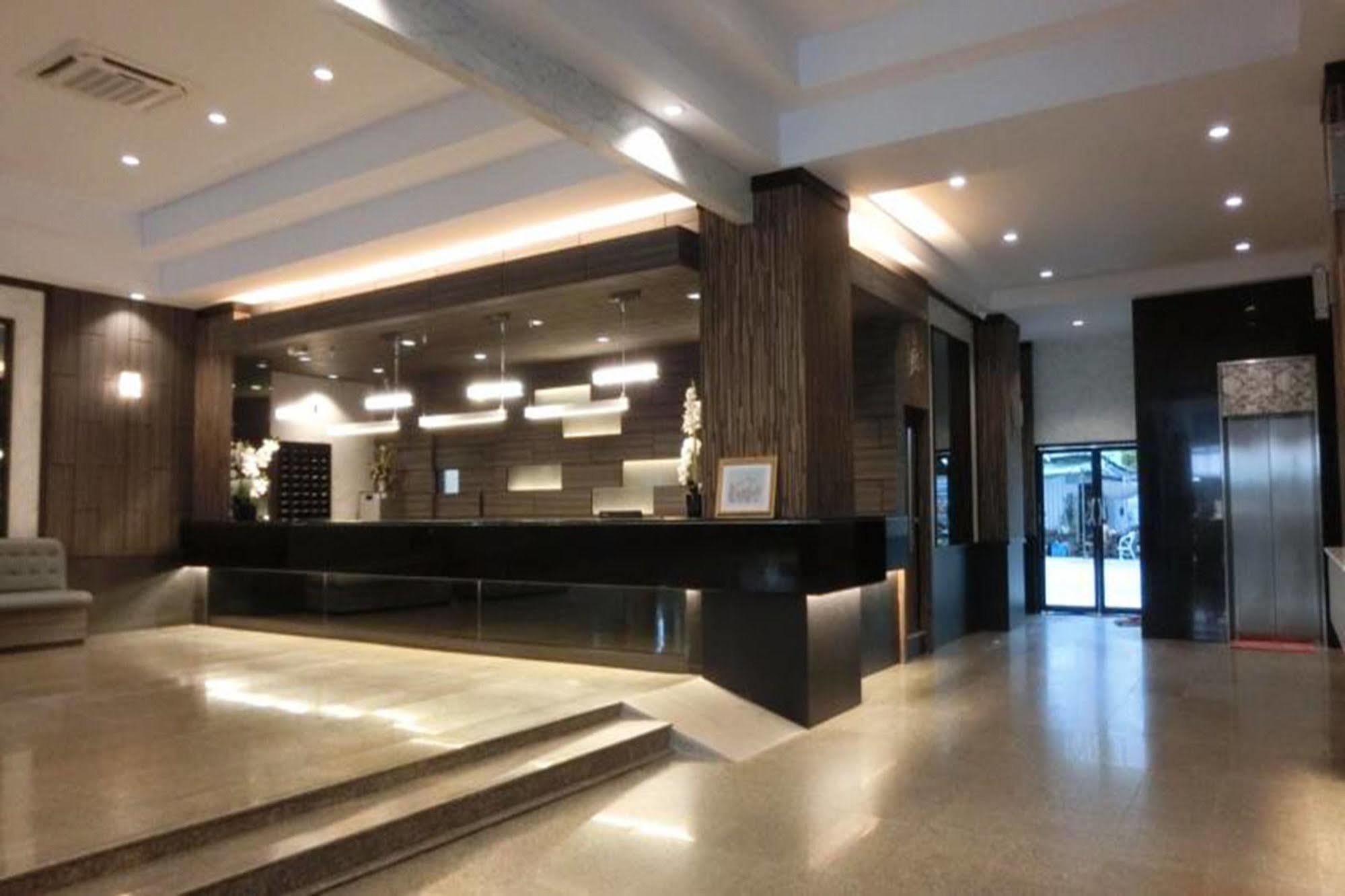 The Grand Day Night Hotell Pattaya Exteriör bild