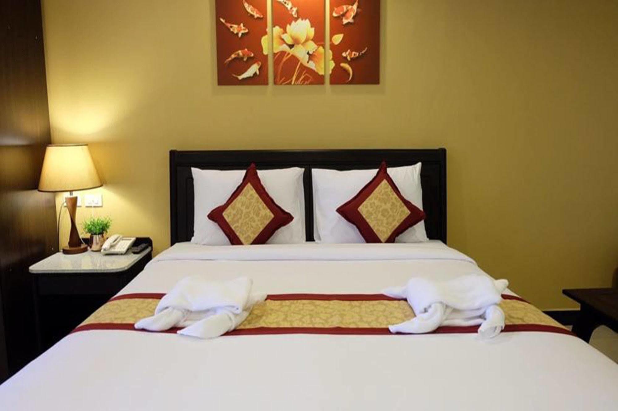 The Grand Day Night Hotell Pattaya Exteriör bild