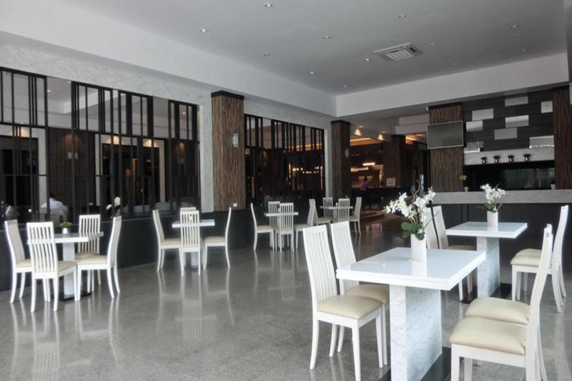 The Grand Day Night Hotell Pattaya Exteriör bild