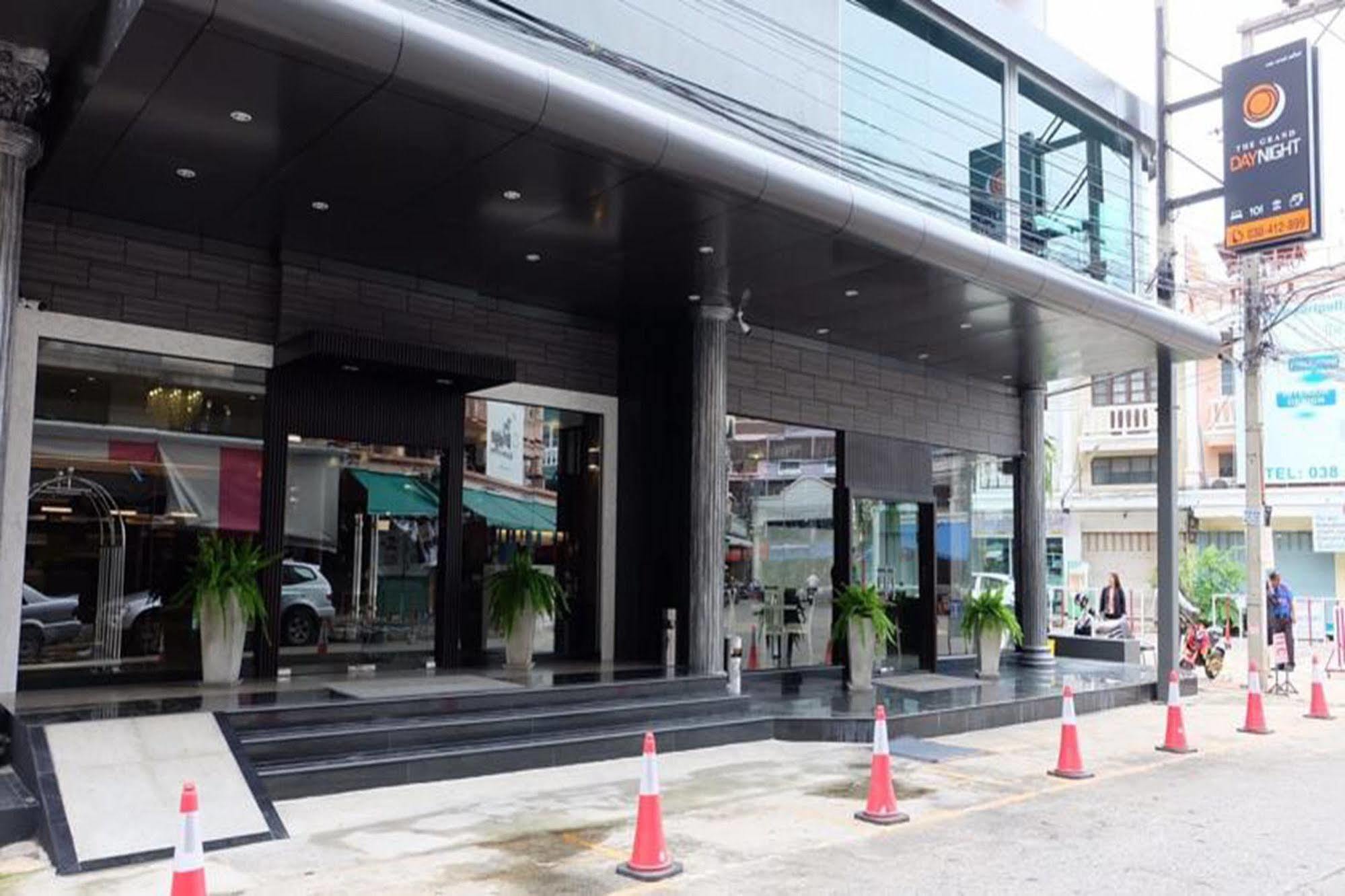 The Grand Day Night Hotell Pattaya Exteriör bild